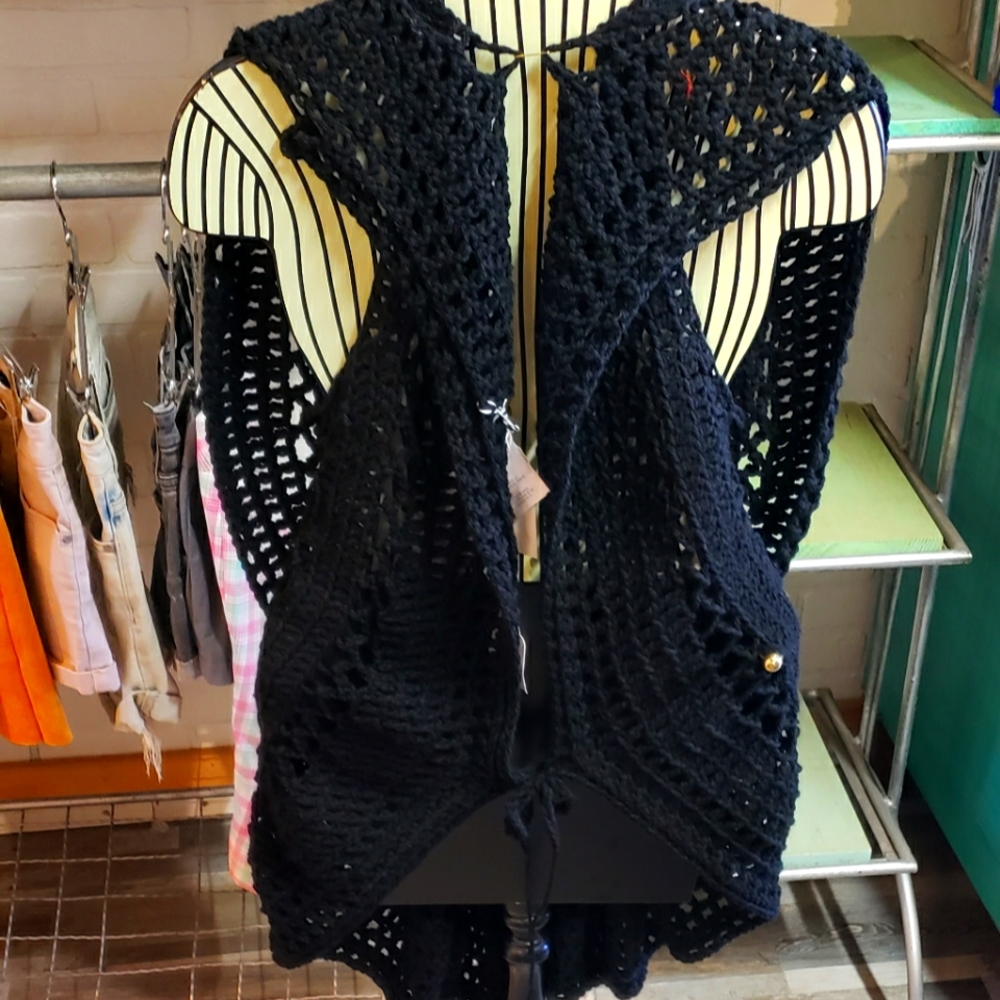 Beautiful black retro circle vest, you can adjust the tie to your fit etc....it